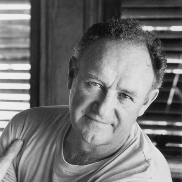 Sa femme, Betsy Arakawa, âgée de 63 ans, a également été retrouvée morte sur les lieux, tout comme leur chien

Archives - Gene Hackman sur le film Pleine lune sur Blue Water en 1988.  © JT Vintage/Glasshouse via ZUMA Wire /Bestimage