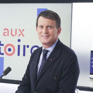 Voici ici une occasion de s'intéresser à son couple avec une ancienne ministre

Exclusif - Manuel Valls sur le plateau de l’émission « Face aux territoires » présentée pa C.Viguier dans les studios de TV5 Monde à Paris, France, le 17 octobre 2024. © Jack Tribeca / Bestimage