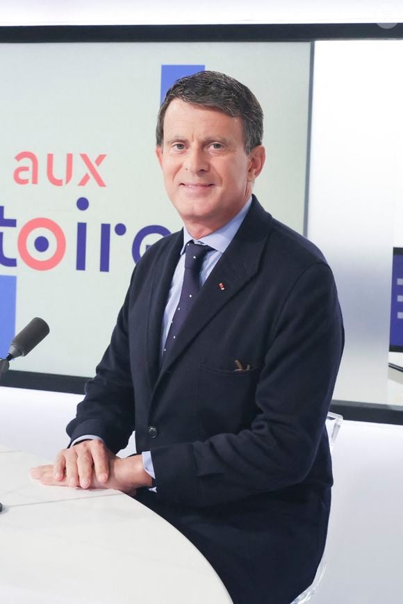 Voici ici une occasion de s'intéresser à son couple avec une ancienne ministre

Exclusif - Manuel Valls sur le plateau de l’émission « Face aux territoires » présentée pa C.Viguier dans les studios de TV5 Monde à Paris, France, le 17 octobre 2024. © Jack Tribeca / Bestimage