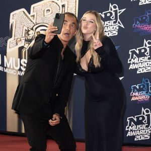 jolie silhouette et lui a misé sur un total look noir également, avec un costume oversize. Et sur les marches du Palais des festivals à Cannes, ils sont bien apparus ensemble et ils 

Helena Bailly et Nikos Aliagas participent à la 27ème édition des NRJ Music Awards le 31 octobre 2025 à Cannes, France. Photo by David NIVIERE/ABACAPRESS.COM