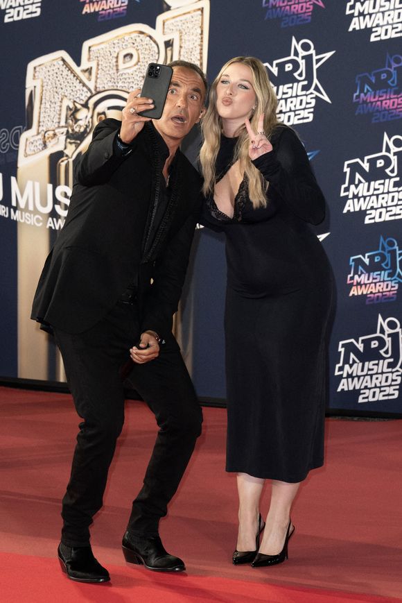 jolie silhouette et lui a misé sur un total look noir également, avec un costume oversize. Et sur les marches du Palais des festivals à Cannes, ils sont bien apparus ensemble et ils 

Helena Bailly et Nikos Aliagas participent à la 27ème édition des NRJ Music Awards le 31 octobre 2025 à Cannes, France. Photo by David NIVIERE/ABACAPRESS.COM