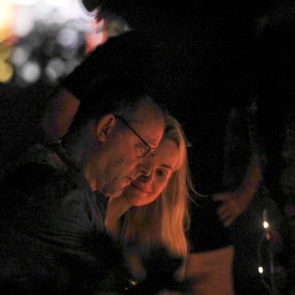 Exclusif - Arrivée samedi 16 février 2019 à Saint-Barthélemy pour les vacances scolaires des filles, Laeticia Hallyday est venue se recueillir sur la tombe de Johnny avec ses filles Jade et Joy, sa mère Françoise Thibaut et Jean Reno avec sa femme Zofia Borucka au cimetière marin de Lorient à Saint-Barthélemy. (Pour infos voir vendeur)