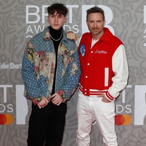 David Guetta et son fils Elvis au photocall de la cérémonie des Brit Awards 2023 à l'O2 Arena à Londres le 11 février 2023.