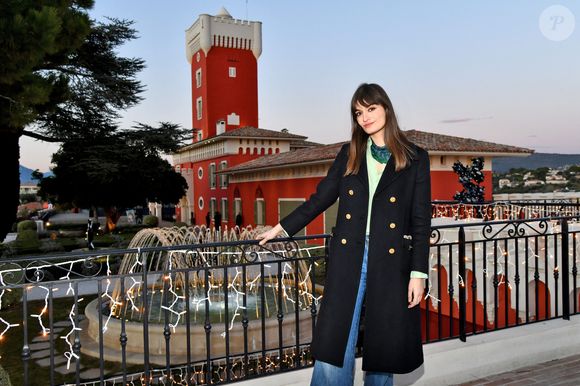 Meubles chinés, objets vintage et souvenirs personnels composent un intérieur vivant et inspirant.

Exclusif - Clara Luciani en concert très privé organisé par la radio Kiss FM au Château de Crémat à Nice, France. © Bruno Bebert/Bestimage