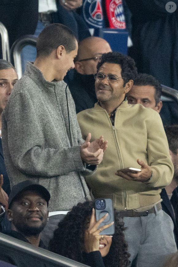 Jamel Debbouze et son fils Léon, Cindy Bruna et son futur mari Serge Ibaka - Célébrités dans les tribunes du match de Ligue des Champions entre le PSG contre le Bayern de Munich (1-2) au Parc des Princes à Paris le 4 novembre 2025. © Cyril Moreau/Bestimage