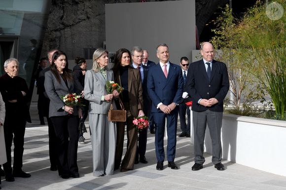 La tenue de Charlotte Casiraghi a été choisie dans des tons automnaux.

Le prince Albert II de Monaco, la princesse Caroline de Hanovre, Charlotte Casiraghi et Mélanie-Antoinette de Massy inaugurent la médiathèque Caroline à Monaco, le 10 décembre 2025.
© Bruno Bebert / Bestimage
