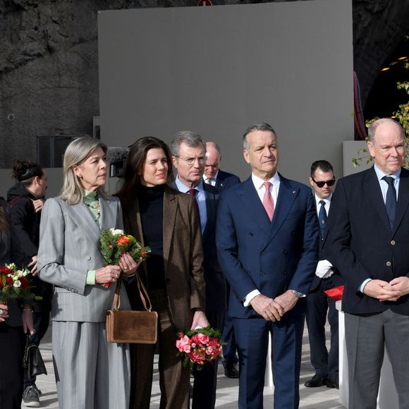 La tenue de Charlotte Casiraghi a été choisie dans des tons automnaux.

Le prince Albert II de Monaco, la princesse Caroline de Hanovre, Charlotte Casiraghi et Mélanie-Antoinette de Massy inaugurent la médiathèque Caroline à Monaco, le 10 décembre 2025.
© Bruno Bebert / Bestimage