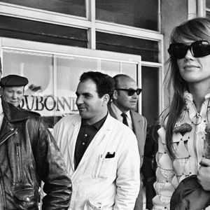 Françoise Hardy et Jacques Dutronc à l'aéroport de Nice en 1967. © Charles Bebert / Bestimage