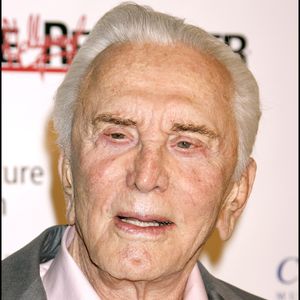 Située dans le prestigieux quartier de Movie Colony East, elle peut accueillir jusqu'à huit voyageurs.

Kirk Douglas lors de la soirée "A Fine Romance" organisée aux studios Sony Pictures de Los Angeles. ALAIN ROLLAND / MAXIMA PROD / BESTIMAGE