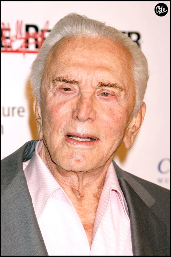 Située dans le prestigieux quartier de Movie Colony East, elle peut accueillir jusqu'à huit voyageurs.

Kirk Douglas lors de la soirée "A Fine Romance" organisée aux studios Sony Pictures de Los Angeles. ALAIN ROLLAND / MAXIMA PROD / BESTIMAGE