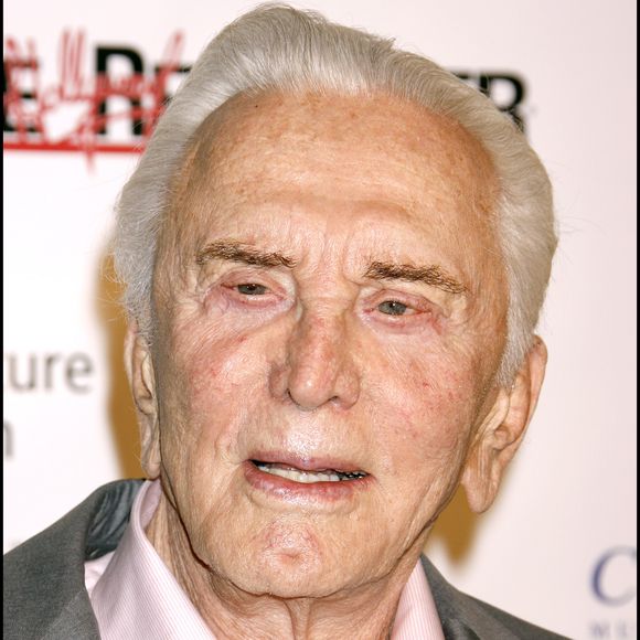 Située dans le prestigieux quartier de Movie Colony East, elle peut accueillir jusqu'à huit voyageurs.

Kirk Douglas lors de la soirée "A Fine Romance" organisée aux studios Sony Pictures de Los Angeles. ALAIN ROLLAND / MAXIMA PROD / BESTIMAGE