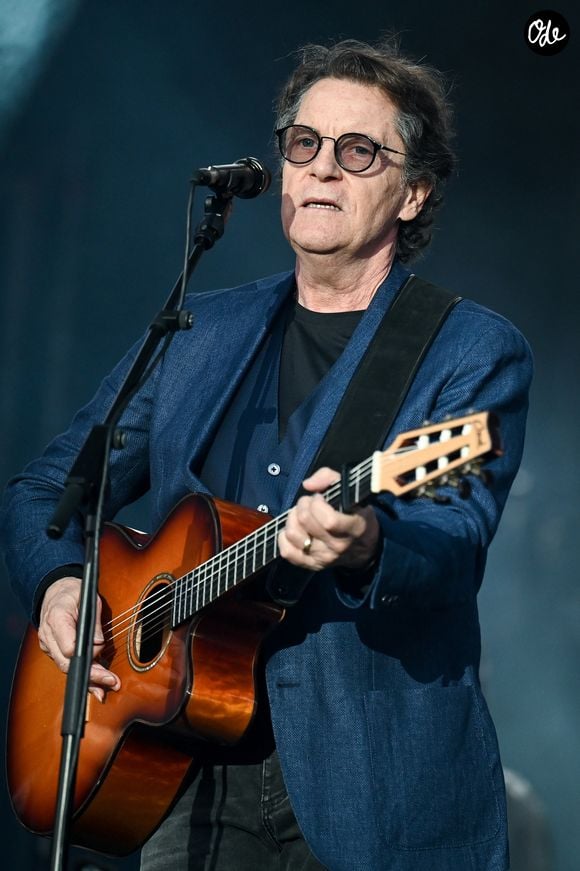 Le chanteur est aussi un grand-père « un peu gaga » de Mona et Raphaël, les deux enfants d’Aurélie.

Francis Cabrel sur la scène du festival des Francofolies 2021 à la Rochelle, le 12 juillet 2021.

Photo : MPP / Bestimage