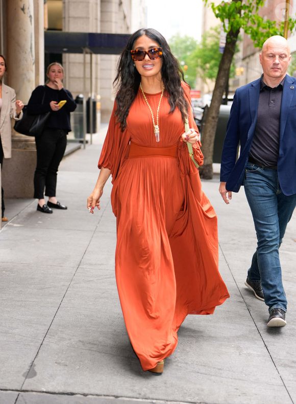 Salma Hayek a été aperçue en train de faire du shopping sur Madison Avenue à New York. L'actrice de 58 ans a été aperçue après avoir fait la couverture de l'édition du maillot de bain de Sports Illustrated. Salma portait une robe orange fluide et des talons compensés.
©The ImageDirect / Bestimage