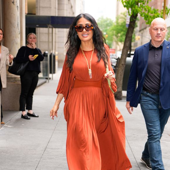 Salma Hayek a été aperçue en train de faire du shopping sur Madison Avenue à New York. L'actrice de 58 ans a été aperçue après avoir fait la couverture de l'édition du maillot de bain de Sports Illustrated. Salma portait une robe orange fluide et des talons compensés.
©The ImageDirect / Bestimage