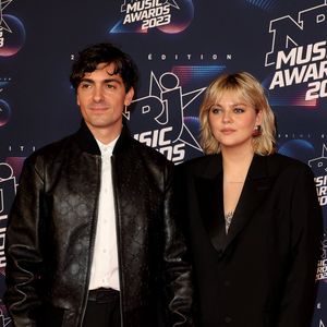 Florian Rossi et sa compagne Louane au photocall de la 25ème cérémonie des "NRJ Music Awards (NMA)" au palais des Festivals et des Congrès de Cannes, France, le 10 novembre 2023. © Dominique Jacovides/Bestimage