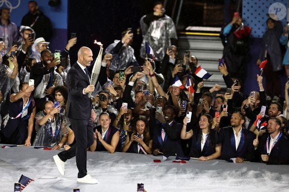 Zinedine Zidane avec la flamme olympique lors de la cérémonie d'ouverture des Jeux Olympiques de Paris 2024. Date de la photo : Vendredi 26 juillet 2024. PA Photos/Abaca Press