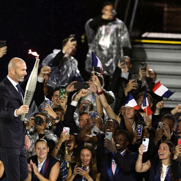 Zinedine Zidane avec la flamme olympique lors de la cérémonie d'ouverture des Jeux Olympiques de Paris 2024. Date de la photo : Vendredi 26 juillet 2024. PA Photos/Abaca Press