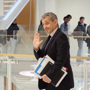 Nicolas Sarkozy arrive au tribunal pour les réquisitoires dans le cadre de son procès des soupçons de financement libyen de sa campagne éléctorale de 2007, le 26 mars 2025. 

© Denis Guignebourg / Bestimage