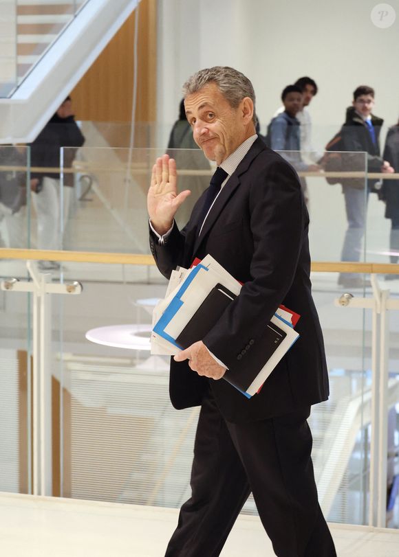 Nicolas Sarkozy arrive au tribunal pour les réquisitoires dans le cadre de son procès des soupçons de financement libyen de sa campagne éléctorale de 2007, le 26 mars 2025. 

© Denis Guignebourg / Bestimage
