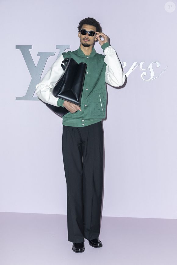 Victor Wembanyama - Photocall pour le défilé Louis Vuitton prêt à porter hommes Automne / hiver  2025 - 2026 lors de la fashion week à Paris le 21 2025. © Olivier Borde /Bestimage