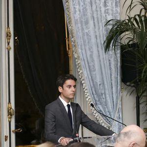 Gabriel Attal - Dîner de La Revue des Deux Mondes au Cercle de l’Union Interalliée dont l’invité d’honneur était Gabriel Attal à Paris le 20 janvier 2025. Lundi 20 janvier - Marc Ladreit de Lacharrière recevait Gabriel Attal pour le premier dîner du Cercle de la Revue des Deux Mondes de l'année 
 
Les salons du Cercle Interallié ont fait salle comble ce lundi, réunissant de nombreuses personnalités du monde des affaires, de la culture ou encore de la diplomatie, venues écouter l'ancien Premier ministre.
 
Etaient notamment présents à cette soirée prestigieuse, le Chancelier de l’Institut de France Xavier Darcos, l’ancien préfet Pierre de Bousquet de Florian et les principaux ambassadeurs d’Europe, dont l’ambassadrice de Grande-Bretagne Menna Rawlings.
 
Le cinéma était notamment très bien représenté par les réalisateurs Jean-Jacques Annaud, Yamina Benguigui et Vincent Duquesne. Du côté des affaires, on a pu y voir Laurent Dassault, Philippe Benacin, Augustin de Romanet et Philippe Palazzi.
 
Quant au monde de la culture, celui-ci comptait de nombreux représentants de qualité, avec Christophe Leribault, Emmanuel Kasarhérou, Adrien Goetz, Eléonore de Lacharrière, Pierre Sellal, Frédéric Jousset, Francine Mariani-Ducray ou encore Nathalie Obadia.
 
Une soirée exceptionnelle pour une rentrée réussie et riche de débats ! © Jack tribeca/Bestimage