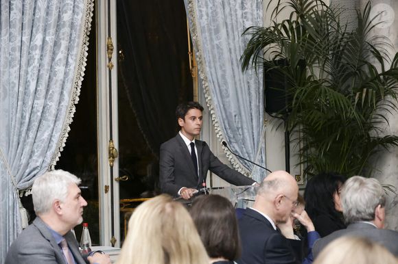 Gabriel Attal - Dîner de La Revue des Deux Mondes au Cercle de l’Union Interalliée dont l’invité d’honneur était Gabriel Attal à Paris le 20 janvier 2025. Lundi 20 janvier - Marc Ladreit de Lacharrière recevait Gabriel Attal pour le premier dîner du Cercle de la Revue des Deux Mondes de l'année 
 
Les salons du Cercle Interallié ont fait salle comble ce lundi, réunissant de nombreuses personnalités du monde des affaires, de la culture ou encore de la diplomatie, venues écouter l'ancien Premier ministre.
 
Etaient notamment présents à cette soirée prestigieuse, le Chancelier de l’Institut de France Xavier Darcos, l’ancien préfet Pierre de Bousquet de Florian et les principaux ambassadeurs d’Europe, dont l’ambassadrice de Grande-Bretagne Menna Rawlings.
 
Le cinéma était notamment très bien représenté par les réalisateurs Jean-Jacques Annaud, Yamina Benguigui et Vincent Duquesne. Du côté des affaires, on a pu y voir Laurent Dassault, Philippe Benacin, Augustin de Romanet et Philippe Palazzi.
 
Quant au monde de la culture, celui-ci comptait de nombreux représentants de qualité, avec Christophe Leribault, Emmanuel Kasarhérou, Adrien Goetz, Eléonore de Lacharrière, Pierre Sellal, Frédéric Jousset, Francine Mariani-Ducray ou encore Nathalie Obadia.
 
Une soirée exceptionnelle pour une rentrée réussie et riche de débats ! © Jack tribeca/Bestimage