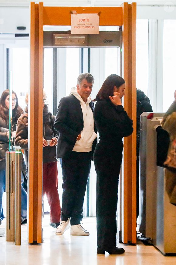 Stéphane Plaza arrive pour le verdict de son procès pour violences sur deux anciennes compagnes, à Paris, France, le 18 février 2025. L'agent immobilier de 54 ans est jugé pour "violences physiques et/ou psychologiques habituelles par concubin" entre 2018 et 2022 sur une ancienne compagne, Amandine, ainsi que pour "violences psychologiques habituelles par concubin" sur Paola, entre 2021 et 2022. Stéphane Plaza reconnu coupable de "violences habituelles par concubin" et condamné à 12 mois de prison avec sursis. © Chrstophe Clovis/Bestimage