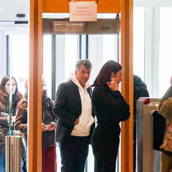 Stéphane Plaza arrive pour le verdict de son procès pour violences sur deux anciennes compagnes, à Paris, France, le 18 février 2025. L'agent immobilier de 54 ans est jugé pour "violences physiques et/ou psychologiques habituelles par concubin" entre 2018 et 2022 sur une ancienne compagne, Amandine, ainsi que pour "violences psychologiques habituelles par concubin" sur Paola, entre 2021 et 2022. Stéphane Plaza reconnu coupable de "violences habituelles par concubin" et condamné à 12 mois de prison avec sursis. © Chrstophe Clovis/Bestimage