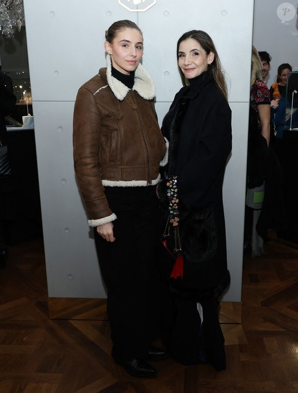 Exclusif - La princesse Clotilde Courau de Savoie et sa fille Vittoria de Savoie - Vernissage de l'exposition "Liaisons dangereuses & Métamorphoses" du créateur Elie Top à l'occasion de ses 10 ans de création chez Christie's à Paris le 27 janvier 2025. 

© Denis Guignebourg/BestImage