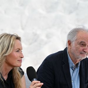 Jacques Attali, Estelle Lefébure - Le Prix du Cinéma Positif 2026 a été remis au jeune cinéaste Lucas Dhont pour son film "Coward", également en lice pour obtenir la Palme d'or, par Jacques Attali, président de la Semaine du cinéma positif, et Estelle Lefébure, marraine de cette édition. 
© Rachid Bellak/Bestimage