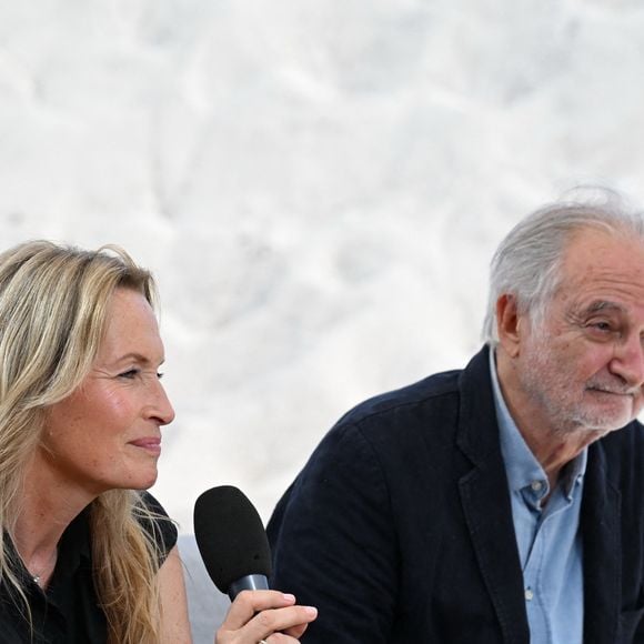 Jacques Attali, Estelle Lefébure - Le Prix du Cinéma Positif 2026 a été remis au jeune cinéaste Lucas Dhont pour son film "Coward", également en lice pour obtenir la Palme d'or, par Jacques Attali, président de la Semaine du cinéma positif, et Estelle Lefébure, marraine de cette édition. 
© Rachid Bellak/Bestimage