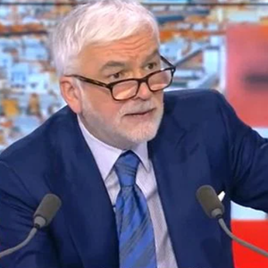 L'un des chroniqueurs de Pascal Praud dans "L'heure des Pros" a été évincé.

Pascal Praud sur le plateau de CNews.