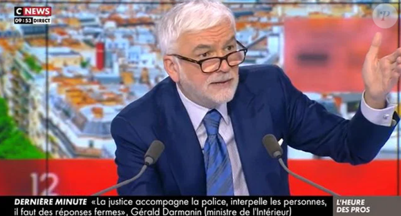 L'un des chroniqueurs de Pascal Praud dans "L'heure des Pros" a été évincé.

Pascal Praud sur le plateau de CNews.