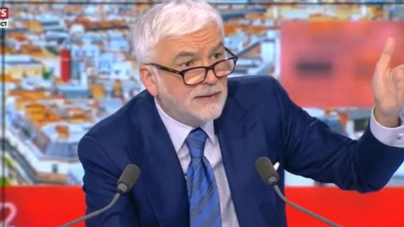 "Pas eu la moindre explication sur mon renvoi mais..." : A 82 ans, ce chroniqueur de Pascal Praud évincé de CNews