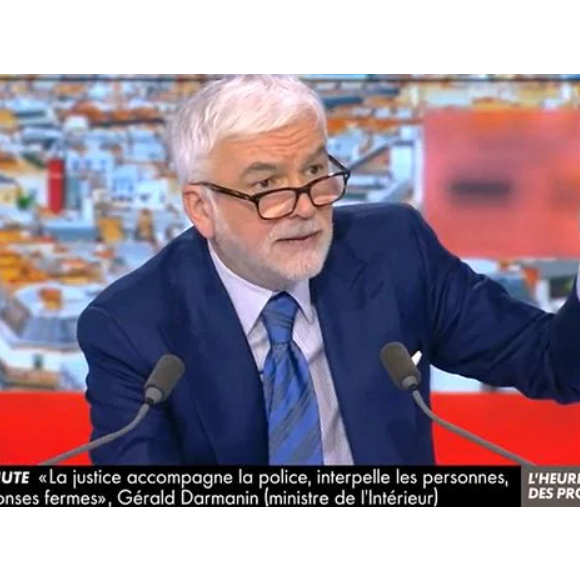 L'un des chroniqueurs de Pascal Praud dans "L'heure des Pros" a été évincé.

Pascal Praud sur le plateau de CNews.