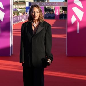 L’élégance était également au rendez-vous pour Laura Smet, qui a foulé le tapis rouge avec un tailleur-pantalon noir oversize. Celle qui a enchanté cette 52e édition avec de magnifiques tenues avait opté pour une pochette assortie et un collier venant souligner son décolleté.

Laura Smet - Arrivées à la cérémonie de clôture de la 52ème édition du Festival du Cinéma Américain de Deauville le 12 septembre 2026. © Denis Guignebourg / Bestimage