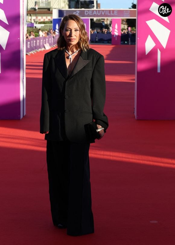 L’élégance était également au rendez-vous pour Laura Smet, qui a foulé le tapis rouge avec un tailleur-pantalon noir oversize. Celle qui a enchanté cette 52e édition avec de magnifiques tenues avait opté pour une pochette assortie et un collier venant souligner son décolleté.

Laura Smet - Arrivées à la cérémonie de clôture de la 52ème édition du Festival du Cinéma Américain de Deauville le 12 septembre 2026. © Denis Guignebourg / Bestimage