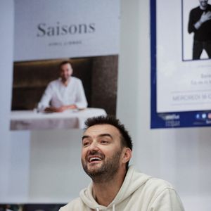 EXCLUSIF - Le chef français Cyril Lignac lors de sa première séance de dédicaces à la veille de la sortie de son nouveau livre « Saisons » à la librairie Mollat à Bordeaux, en France, le 16 octobre 2019.  Photo de Thibaud Moritz/ABACAPRESS.COM