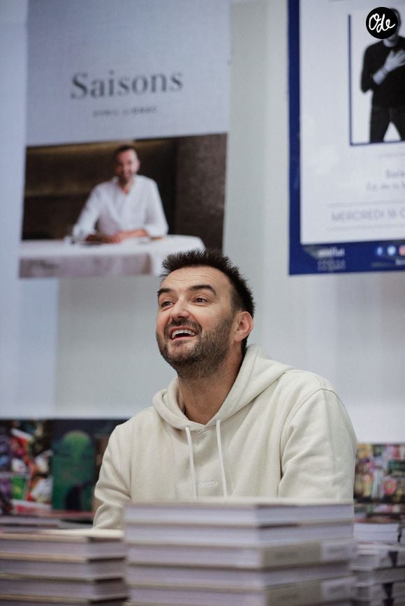EXCLUSIF - Le chef français Cyril Lignac lors de sa première séance de dédicaces à la veille de la sortie de son nouveau livre « Saisons » à la librairie Mollat à Bordeaux, en France, le 16 octobre 2019.  Photo de Thibaud Moritz/ABACAPRESS.COM