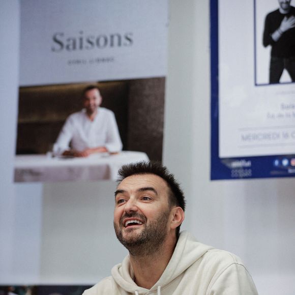 EXCLUSIF - Le chef français Cyril Lignac lors de sa première séance de dédicaces à la veille de la sortie de son nouveau livre « Saisons » à la librairie Mollat à Bordeaux, en France, le 16 octobre 2019.  Photo de Thibaud Moritz/ABACAPRESS.COM