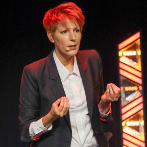 "J'ai pleuré", confie Natacha Polony, dans l'éditorial publié sur le compte Instagram de "Marianne". "Des larmes irrépressibles, qui montaient du plus profond de mes tripes."

Université des Entrepreneurs - Medef Gironde - La Directrice de la rédaction de "Marianne" et essayiste, Natacha Polony, à l'Arkéa-Aréna de Floirac en Gironde le 10 octobre 2024. © Jean-Marc Lhomer/Bestimage