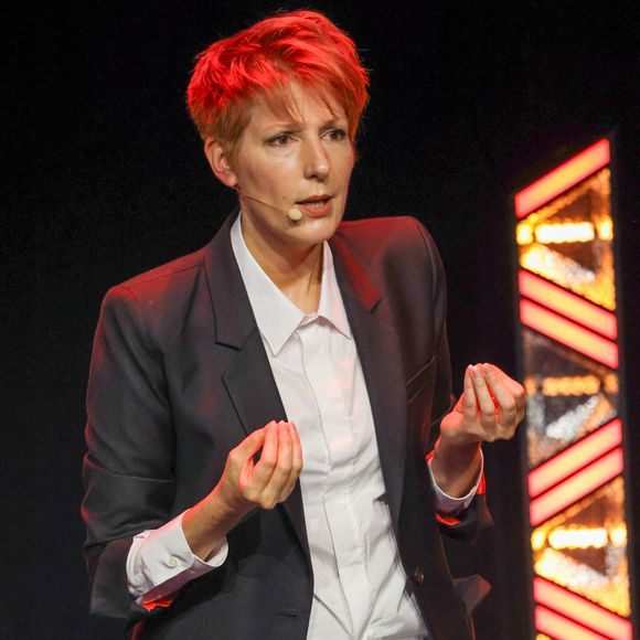 "J'ai pleuré", confie Natacha Polony, dans l'éditorial publié sur le compte Instagram de "Marianne". "Des larmes irrépressibles, qui montaient du plus profond de mes tripes."

Université des Entrepreneurs - Medef Gironde - La Directrice de la rédaction de "Marianne" et essayiste, Natacha Polony, à l'Arkéa-Aréna de Floirac en Gironde le 10 octobre 2024. © Jean-Marc Lhomer/Bestimage