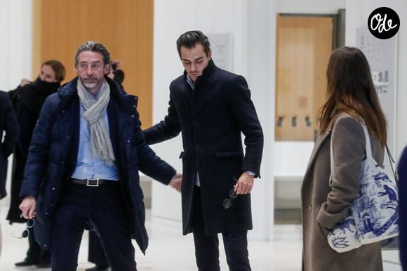 Portés par une promesse symbolique, ils mènent, aujourd'hui encore, un combat quotidien pour que cette tragédie serve à sauver d'autres jeunes vies.

Thomas, le fils du chef cuisinier Yannick Alléno et son avocat à la sortie de la salle d'audienc, le 28 novembre 2024.

© Christophe Clovis/Bestimage