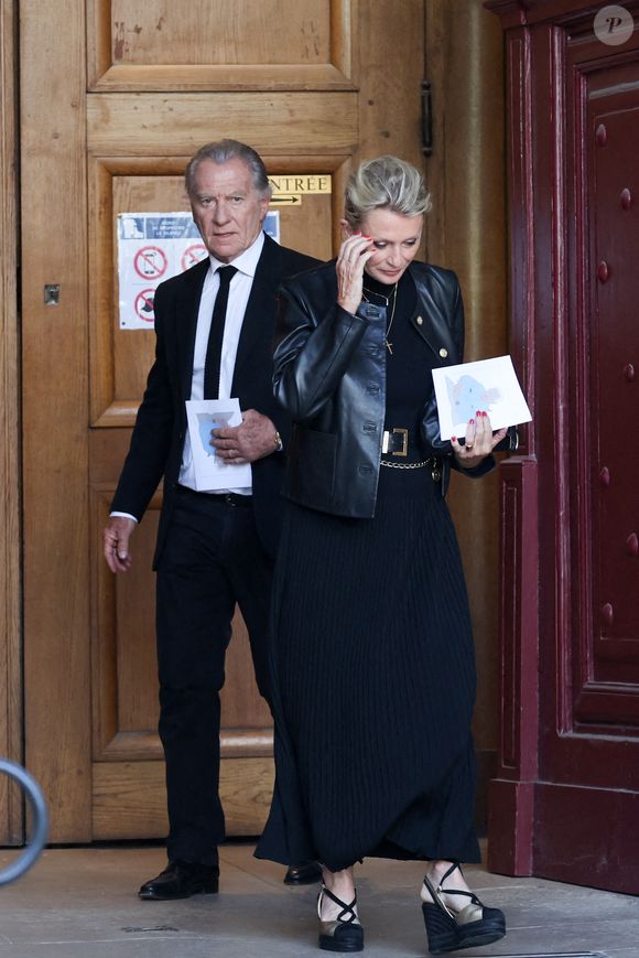 Lors de la dernière diffusion, elle a fait des adieux très émouvants à William Leymergie, qu'elle considère comme son "papa de télévision"

Sophie Davant et son compagnon William Leymergie - Sorties des obsèques de Philippe Labro en l'église de Saint-Germain-des-Prés à Paris le 13 juin 2025. © Dominique Jacovides - Christophe Clovis / Bestimage