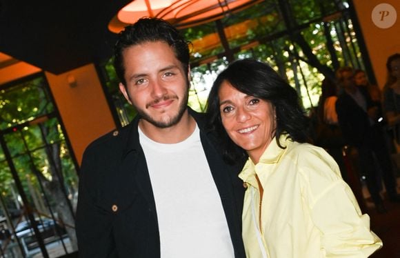 Exclusif - Florence Foresti et son nouveau compagnon l'humoriste Suisse, Alexandre Kominek - People à la 100ème du spectacle de Vincent Dedienne "Un soir de gala" aux théâtre Marigny à Paris le 27 juin 2022. © Coadic Guirec/Bestimage