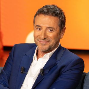 Bernard Montiel, Raphaël Mezrah, Oli. avec Charles Berling et Charles Edouard Fusari invités, Olivia Juriste et Sylvain Vétérinaire sur plateau de l'émission "Animalement Vôtre" présentée par Bernard Montiel à Paris, France, le 12 janvier 2026. © Julien Sarkissian/Bestimage