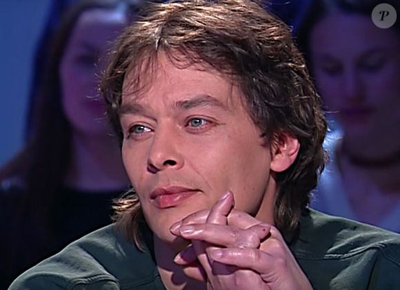 Ari Boulogne (né Christian Aaron Paffgen, fils illégitime d'Alain Delon) dans l'émission "Tout le monde en parle" d'Ardisson en 2001. © Capture TV France 2 via Bestimage