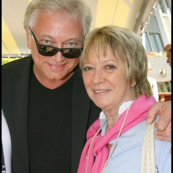 De part et d'autres sur les murs du logement étaient par ailleurs éparpillées des affiches de certaines de ses idoles comme Edwin Starr, Jackie Wilson et Steve Earle entre autres.

Laurent Boyer et Alice Dona - Roland Garros 2009