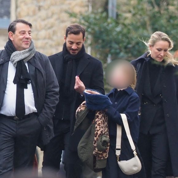 Les amoureux se sont mariés le 11 septembre 2021. Et comme elle, il travaille dans la politique puisqu'il est député européen.

Samuel Marechal, Marion Marechal et ses filles Olympe et Clotilde et son mari Vincenzo Sofo - Départ de la maison familiale des Le Pen pour se rendre en l'église Saint-Joseph où ont lieu les obsèques de Jean-Marie Le Pen à la Trinité-sur-Mer le 11 janvier 2025.
© Guillaume Collet / Dominique Jacovides / Bestimage