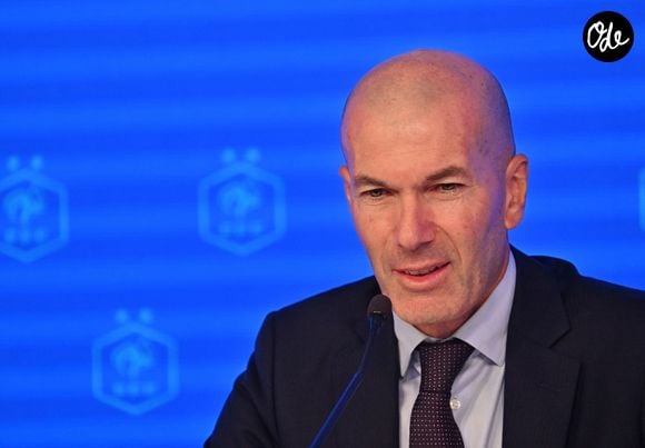 L'ancien international français de football Zinédine Zidane s'exprime lors d'une conférence de presse visant à le présenter comme le nouveau sélectionneur de l'équipe de France, au siège de la Fédération française de football (FFF) à Paris, le 28 juillet 2026. © Christian Liewig/Bestimage